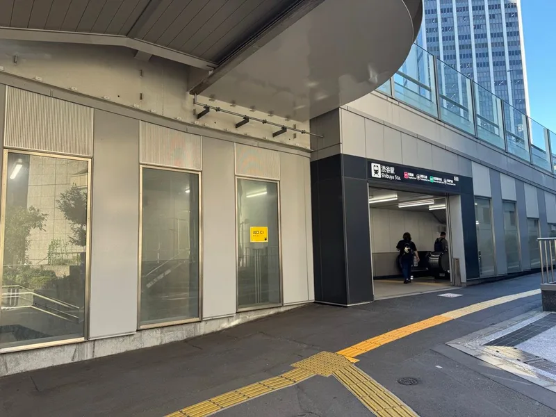 渋谷駅C1出口。黄色い「出口C1」の表示