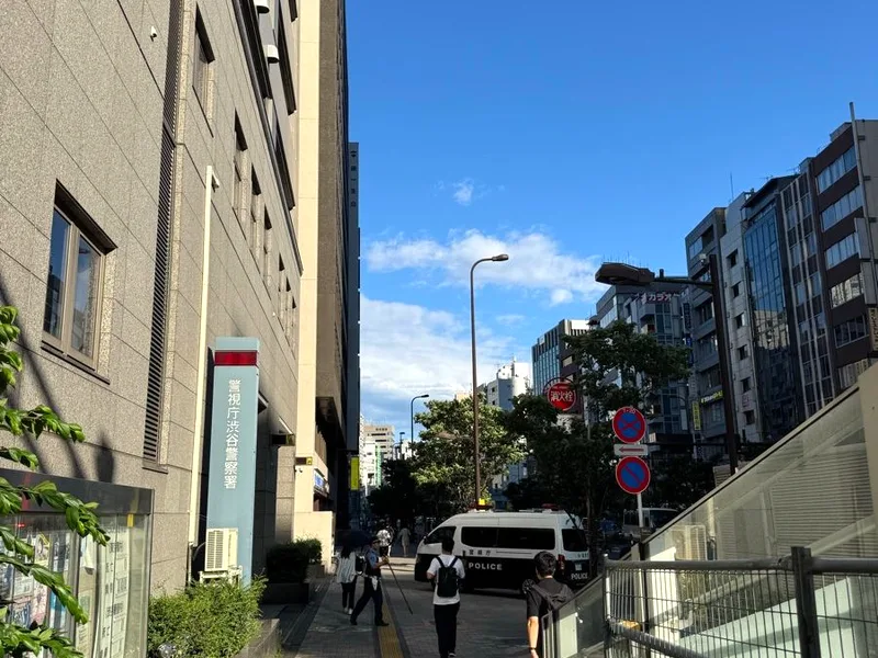 渋谷警察署の前の歩道。明治通りを恵比寿方面へ進む