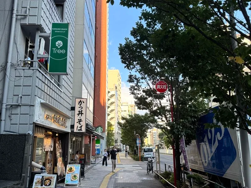 明治通り沿いの歩道。先にスターバックスとファミリーマートが見える