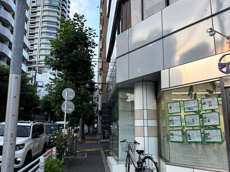並木橋交差点を渡った先の左手のゆるやかな坂道